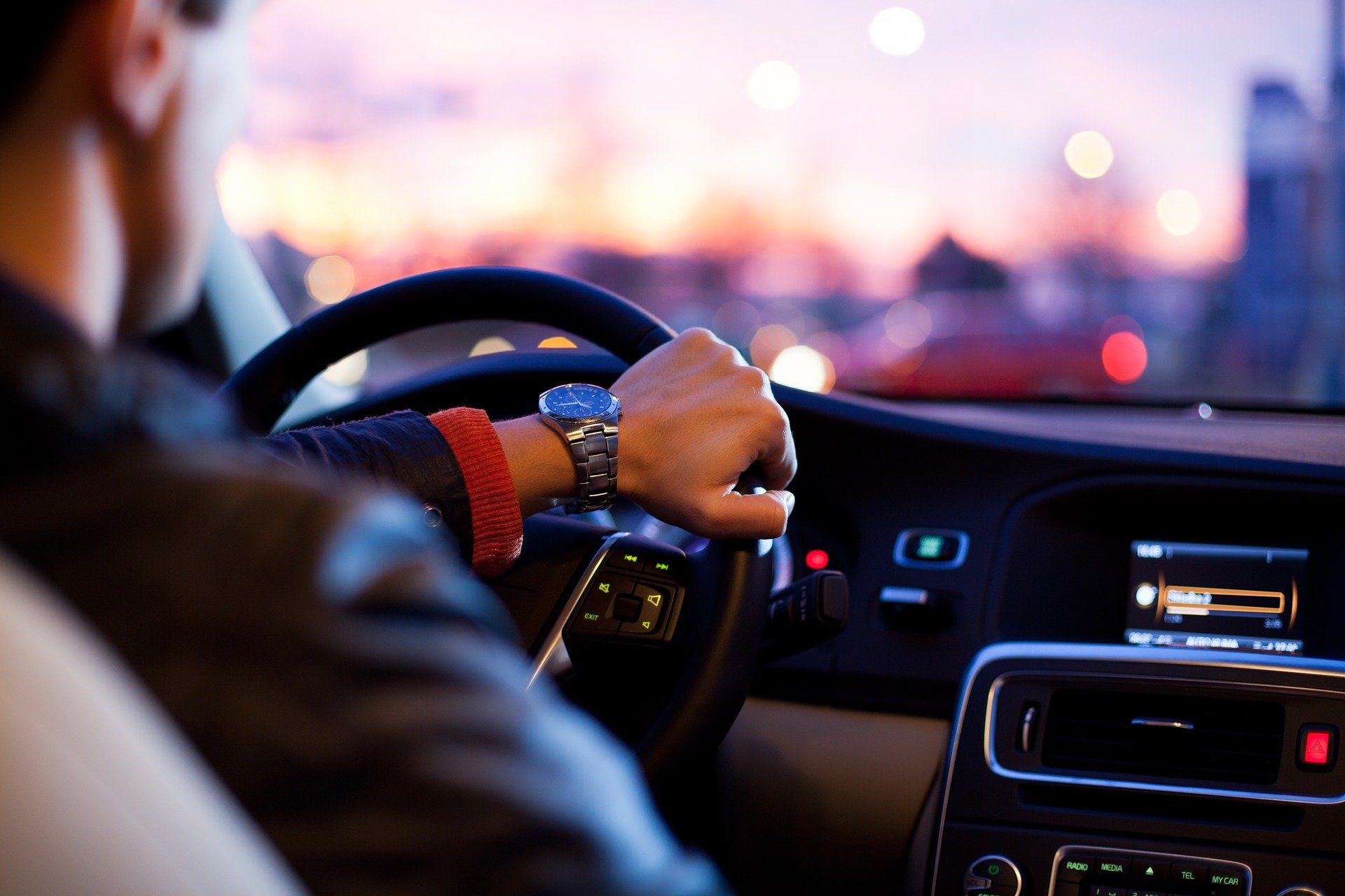 Új díjszabása van a gépjárművezetői jogosítvány és a forgalmi engedély kiváltásának