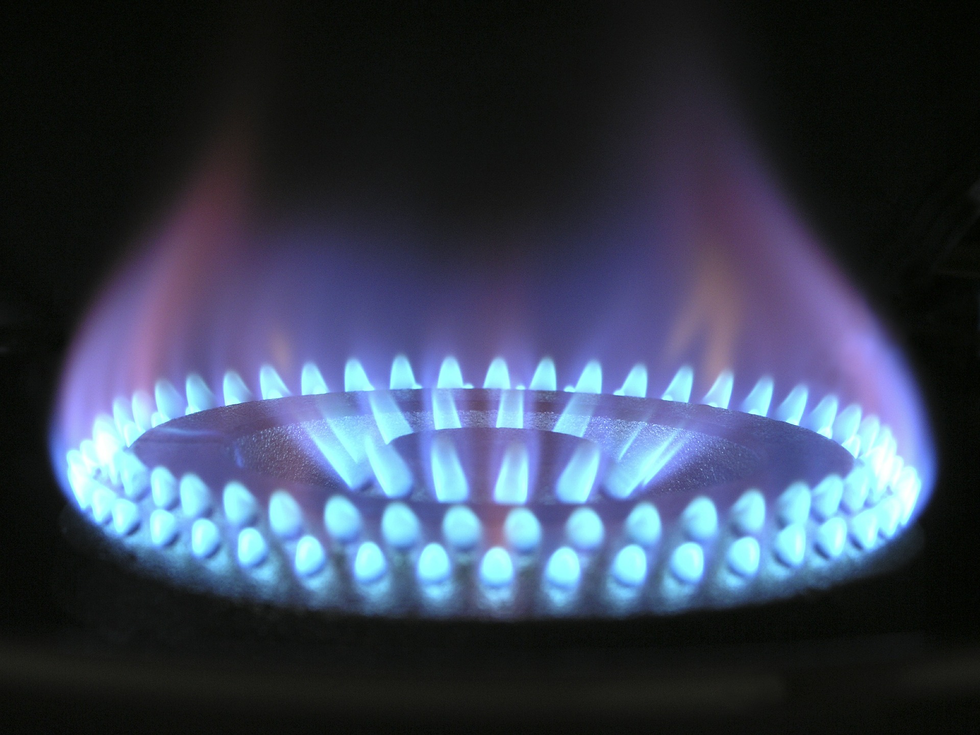 Nem függeszthetik fel a háztartási fogyasztók gáz- és az áramellátását, amíg hatályban van az energiadrágulás kompenzálásáról szóló törvény