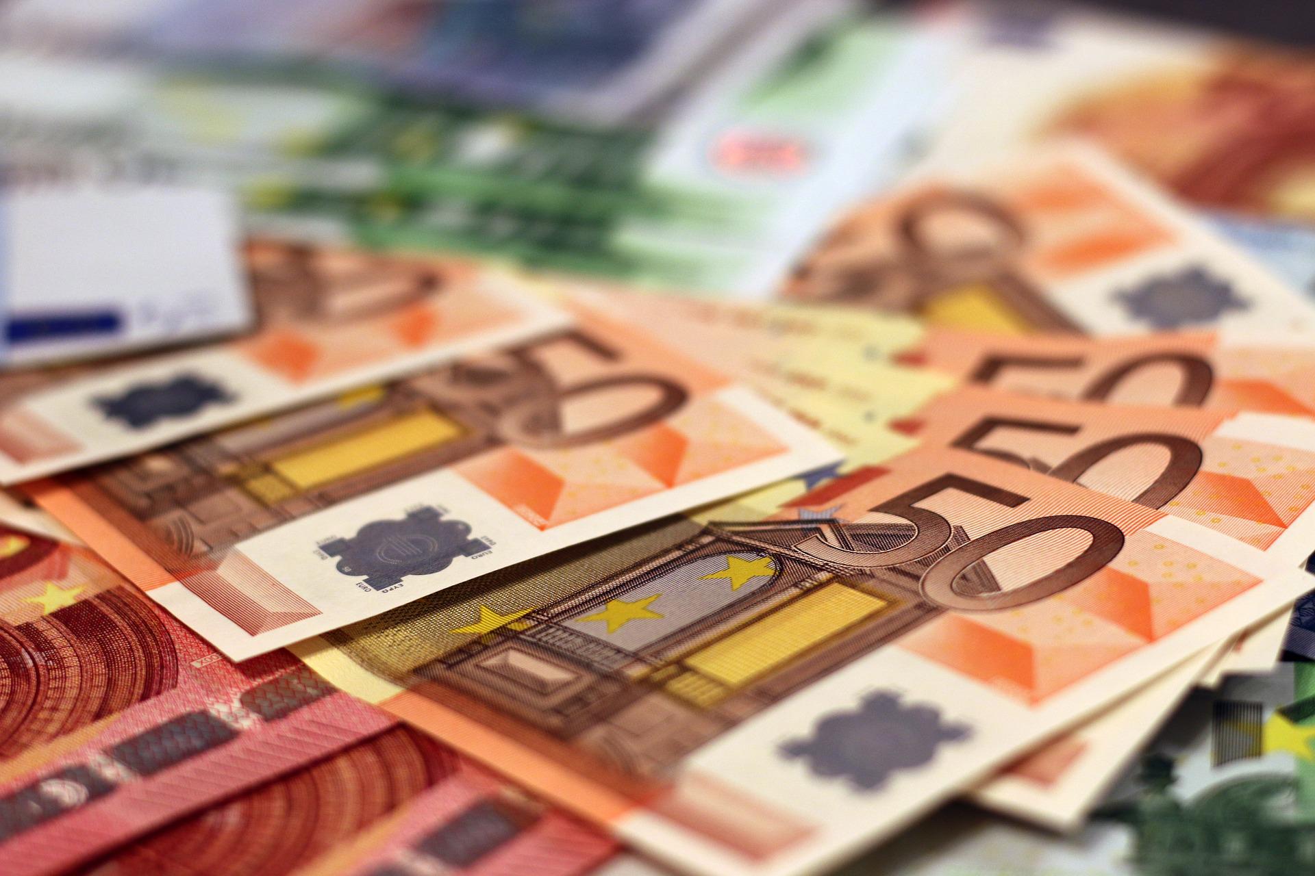 14 hazai munkavállaló bére haladja meg a nettó 20 ezer eurót, derüli ki a dolgozók internetes nyilvántartójából